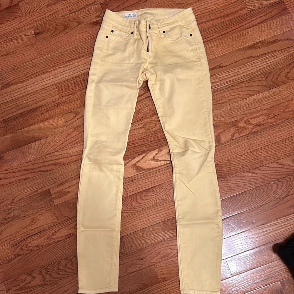 Yellow skinny jeans